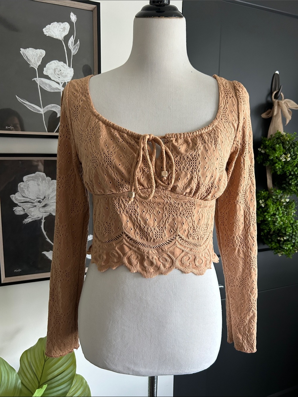 🌺🌼🌺🌼Juniors M Lace scoop neck long sleeve Peasant Crop Top in Camel
